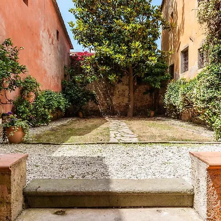 Apartment Hostly - Garden House Near The Tower - Historical House With Private Garden *