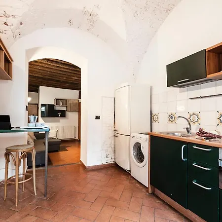 Hostly - Garden House Near The Tower - Historical House With Private Garden